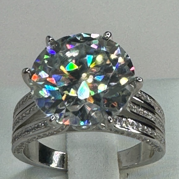 Certified 10 Carat Moissanite Diamond Ring (see video for best presentation) - Picture 5 of 10